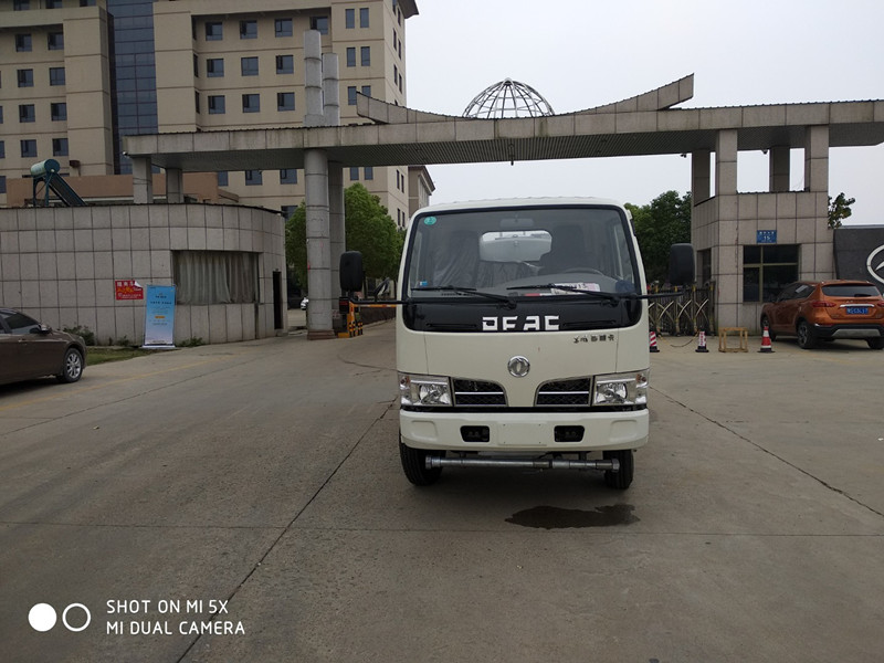 東風(fēng)5噸灑水車(chē)圖片 東風(fēng)5噸灑水車(chē)圖片