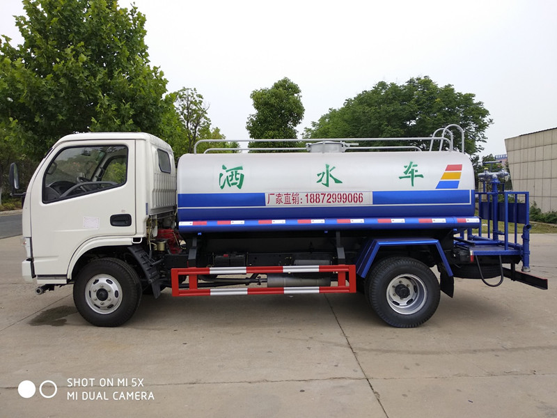 東風(fēng)5噸灑水車(chē)圖片 東風(fēng)5噸灑水車(chē)圖片