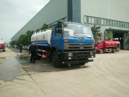 清明火災(zāi)隱患,東風(fēng)灑水車出沒于山間小路 清明火災(zāi)隱患,東風(fēng)灑水車出沒于山間小路