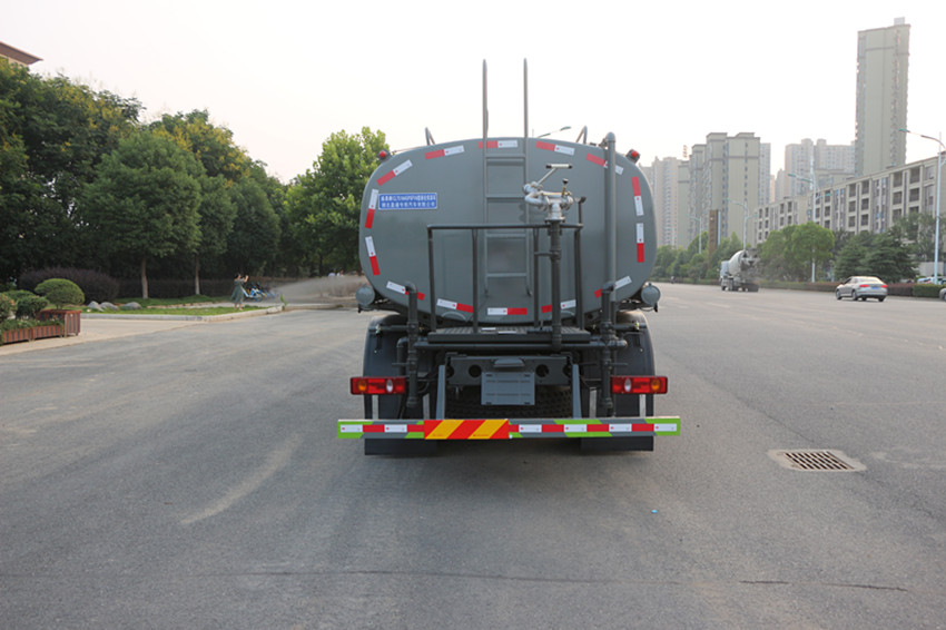 12方的灑水車 12方的灑水車
